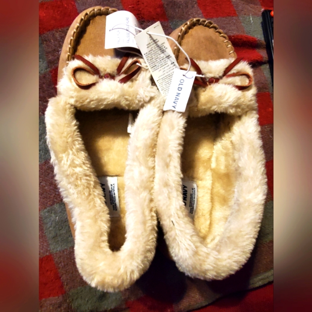 Old Navy Women's Tan Fur Moccasin Slippers size 8.